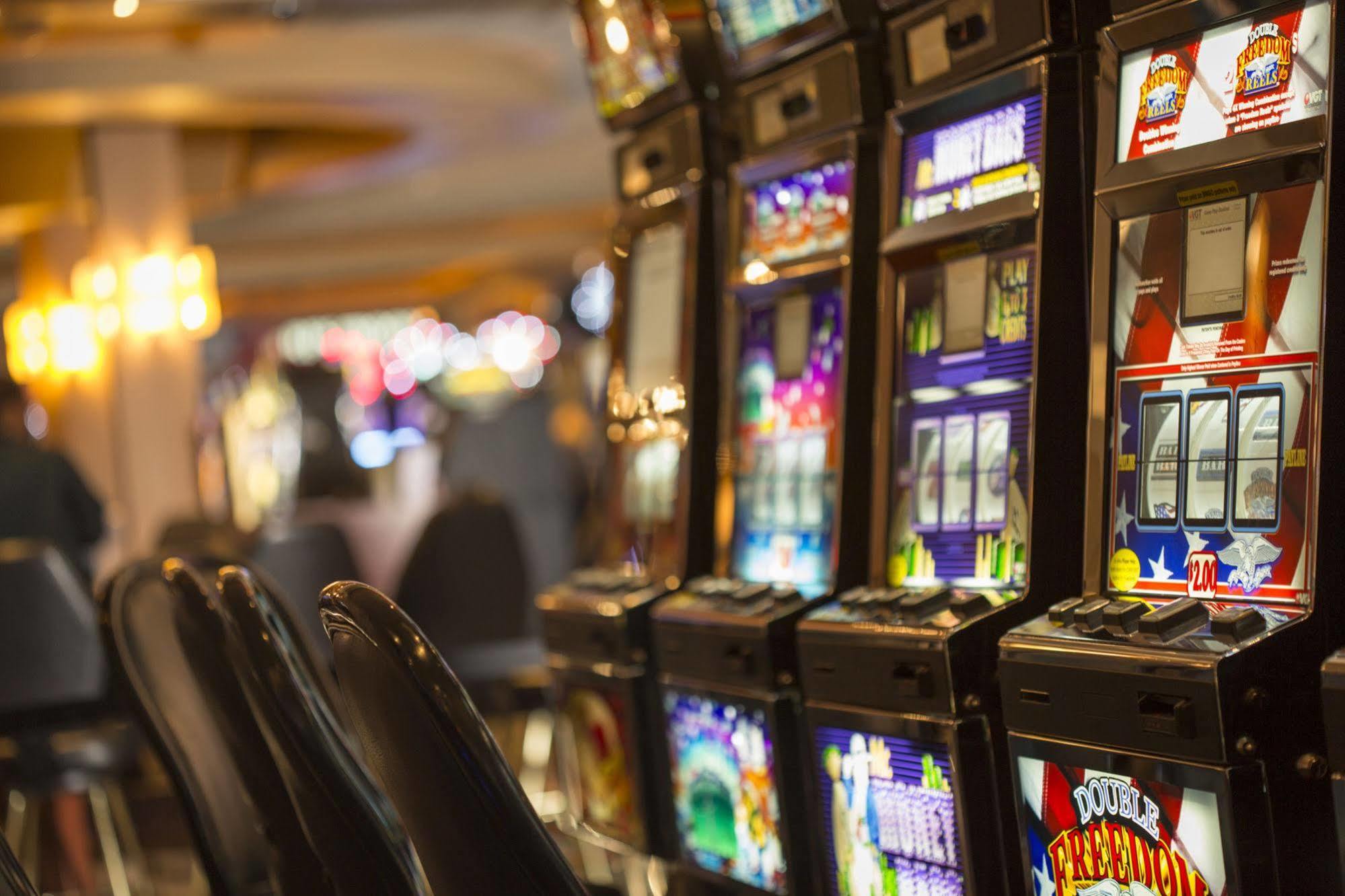 Apache Casino Hotel Лоутън Екстериор снимка